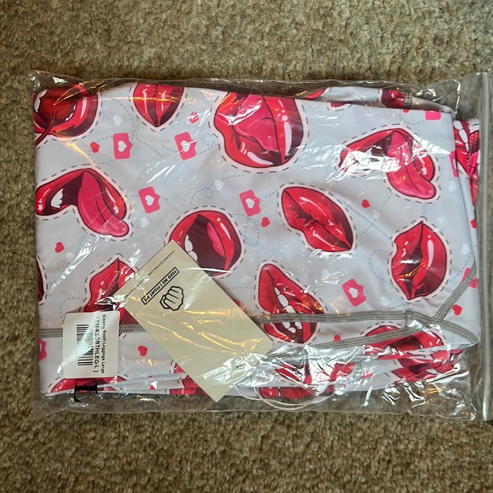 NWT Feed me fight me kissing booth full length leggings Large